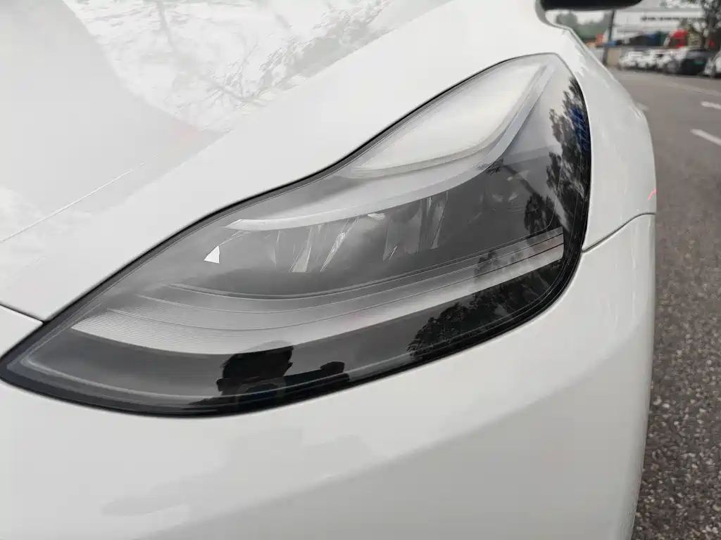 Tesla Model Y — миниатюра 9