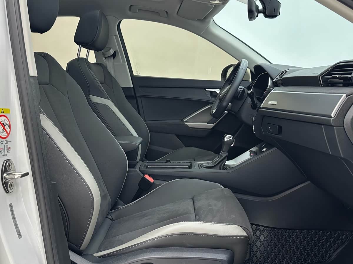 Audi Q3 1.4 л 2022 г. Белый, пробег 34000 км