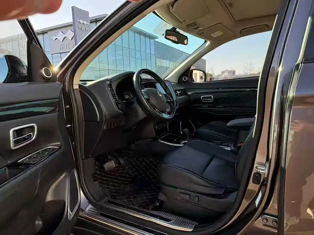 MITSUBISHI OUTLANDER