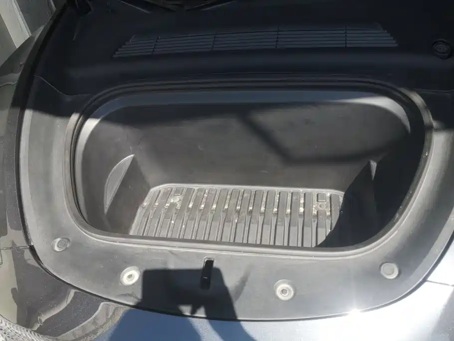 Tesla Model Y — миниатюра 10