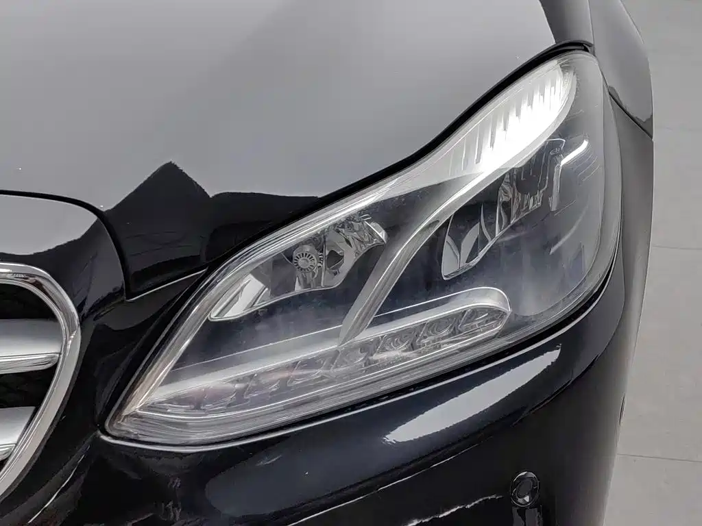 Mercedes-Benz E-Class — миниатюра 7
