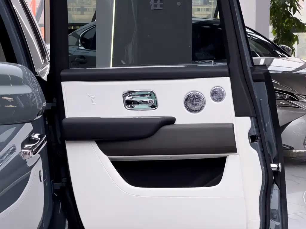Rolls-Royce Cullinan — миниатюра 32