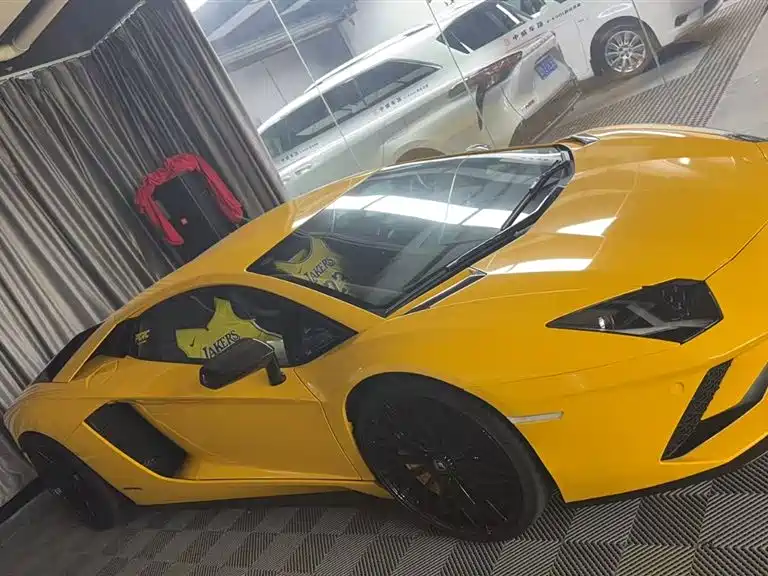 LAMBORGHINI AVENTADOR