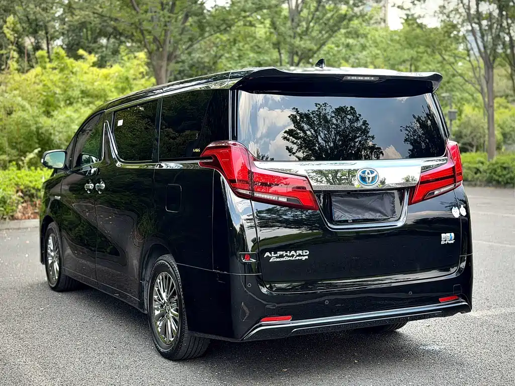 Toyota Alphard — миниатюра 6