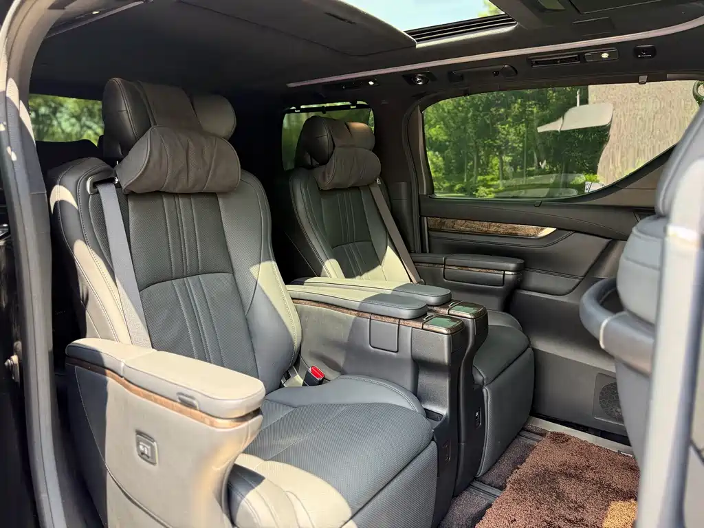 Toyota Alphard — миниатюра 22