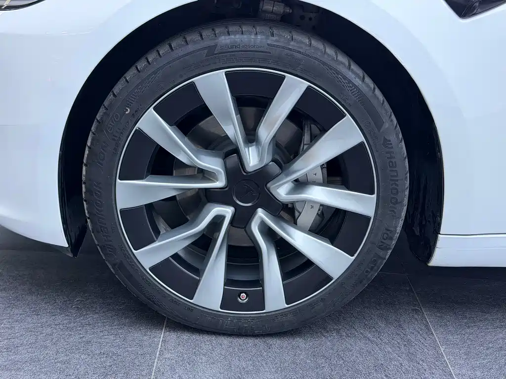 Tesla Model 3 — миниатюра 5