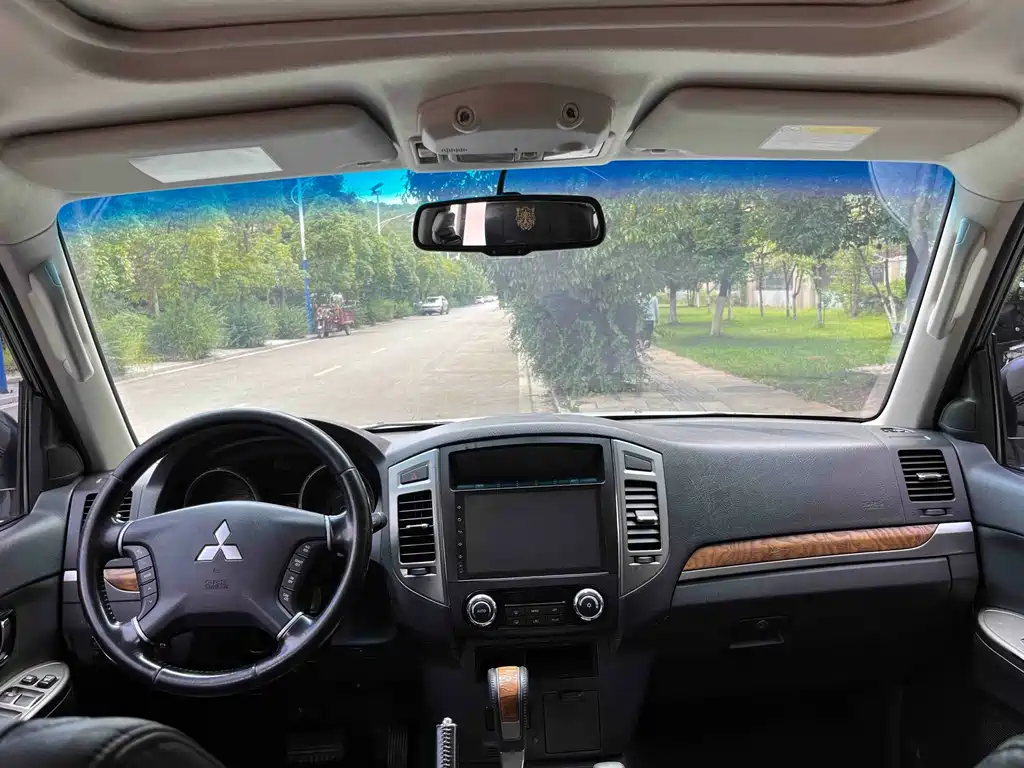 Mitsubishi Pajero (Import) — миниатюра 18