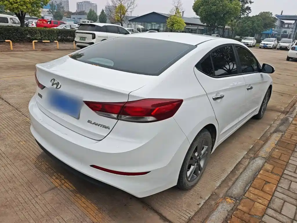 Hyundai Elantra — миниатюра 7