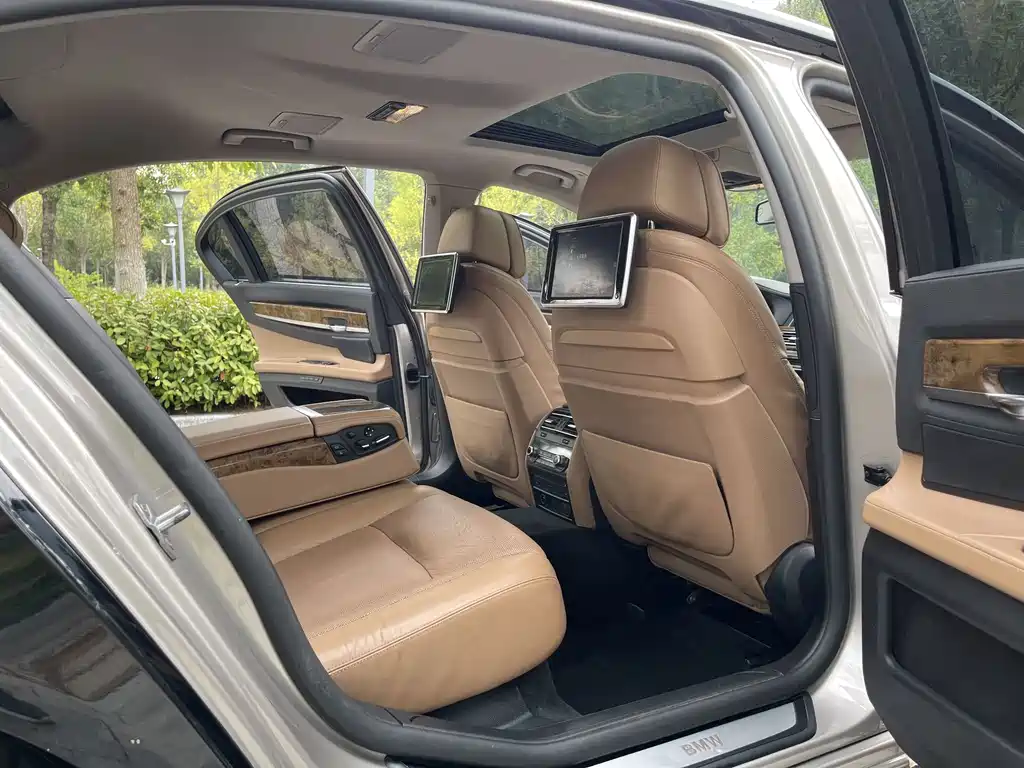 BMW 7 Series — миниатюра 5