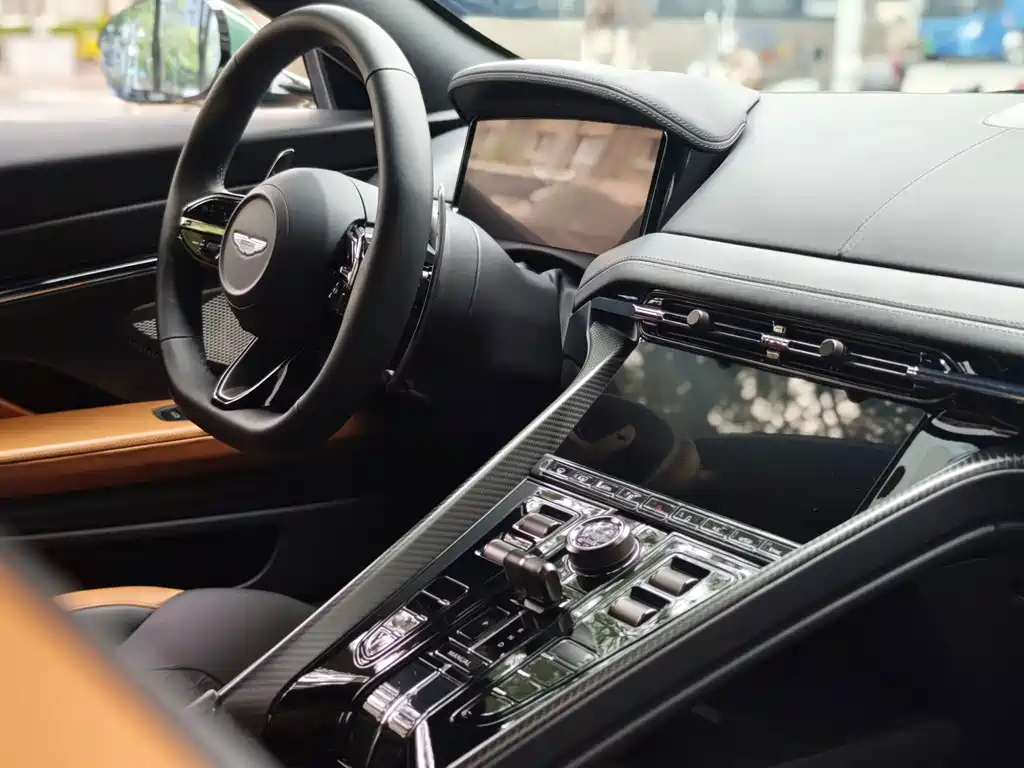 Aston Martin DB12 — миниатюра 16