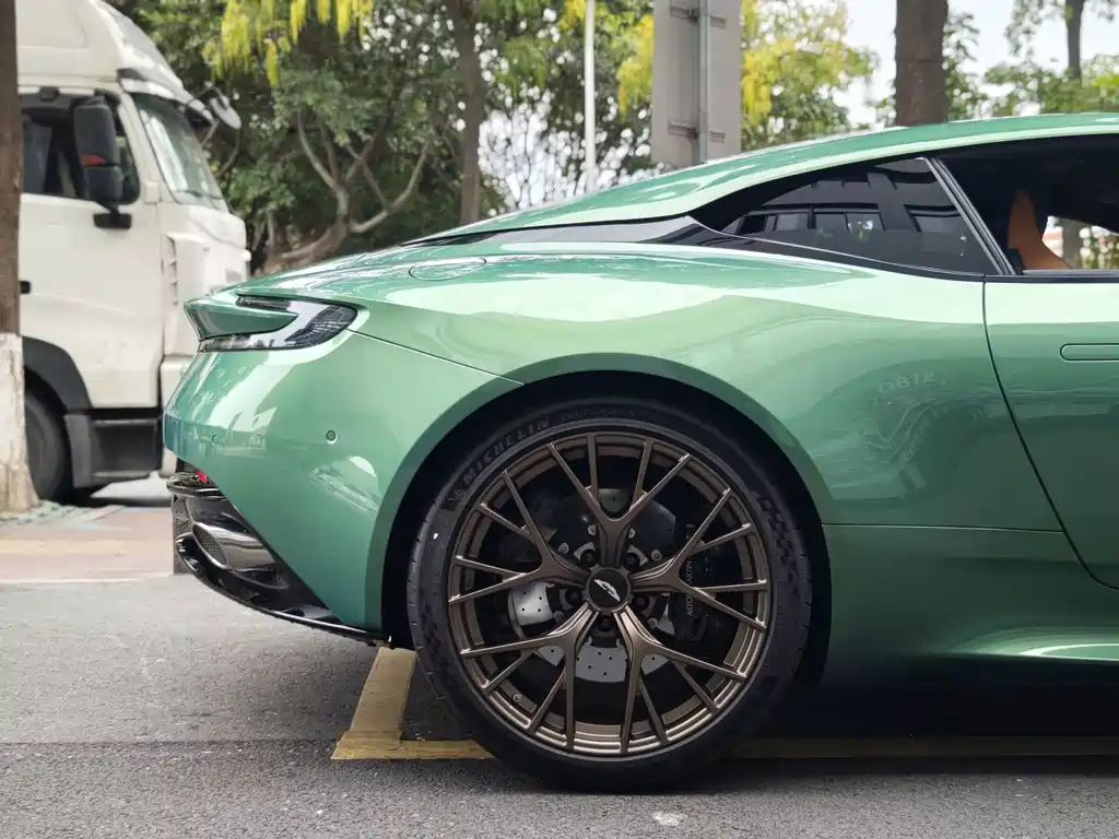 Aston Martin DB12 — миниатюра 19