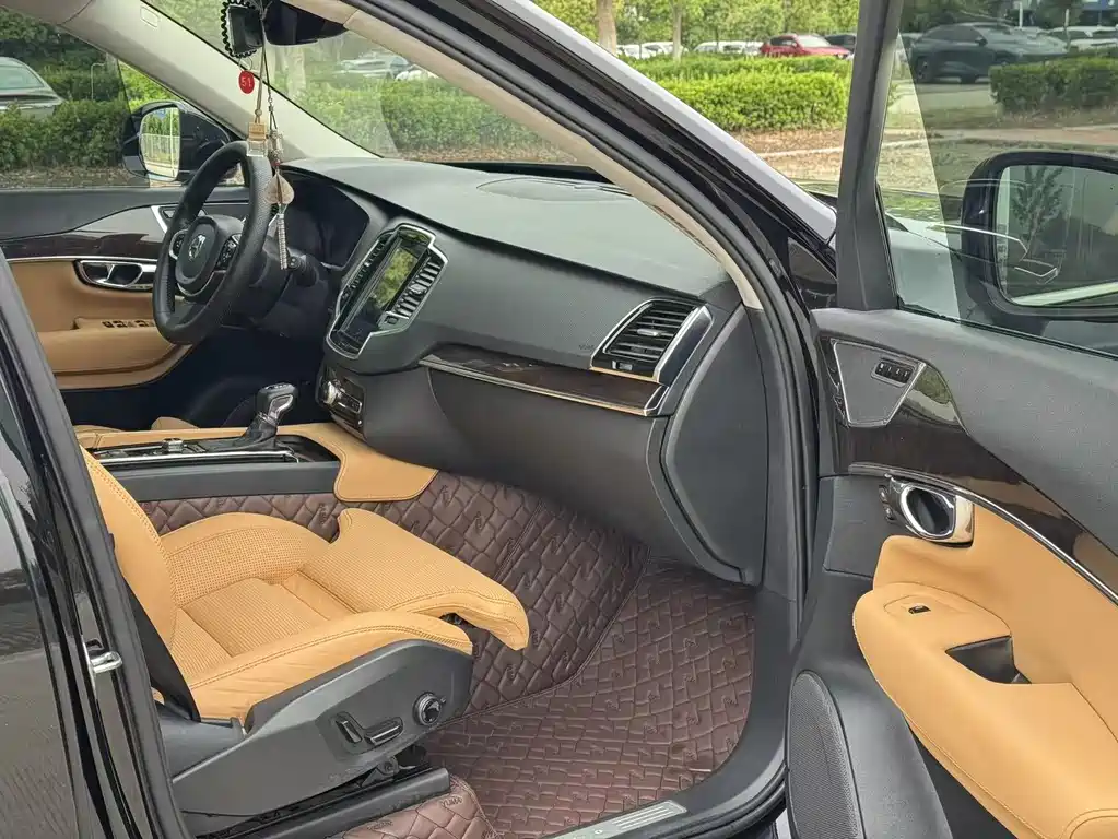 Volvo XC90 2018 T6 7 мест