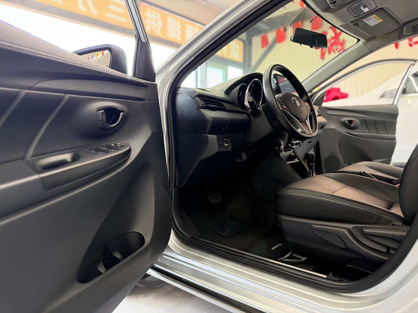 Toyota YARiS L Zhi Xuan 1.5 л 2022 г. Серебристо-серый, пробег 10000 км