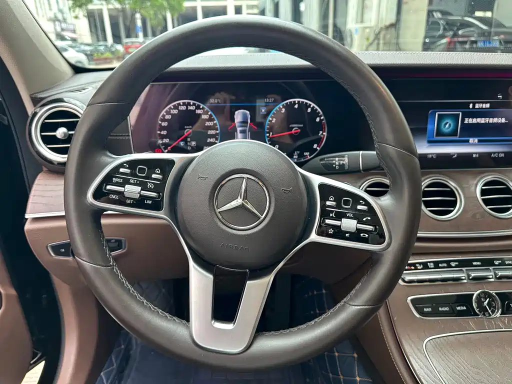 Mercedes-Benz E-Class — миниатюра 6