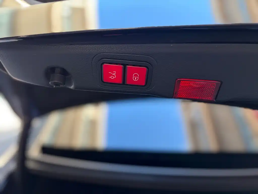 Mercedes-Benz E-Class — миниатюра 13