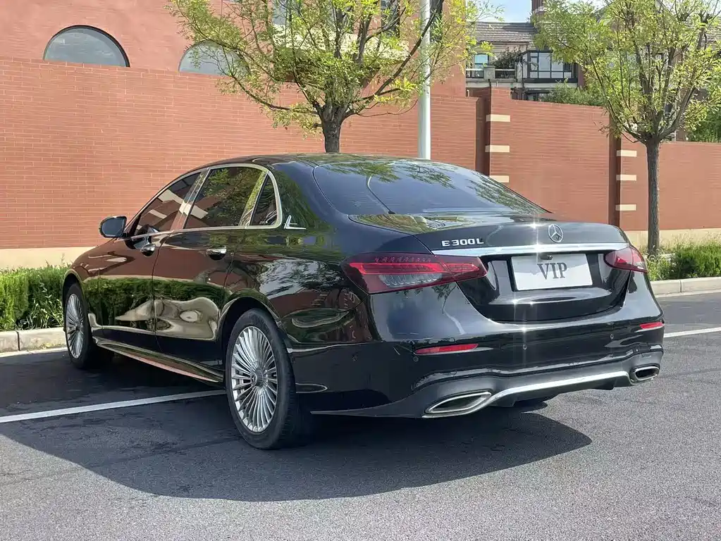 Mercedes-Benz E-Class — миниатюра 7