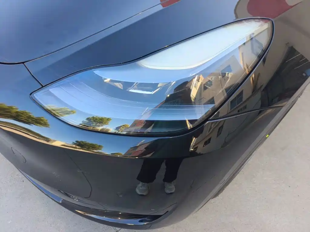 Tesla Model Y — миниатюра 24