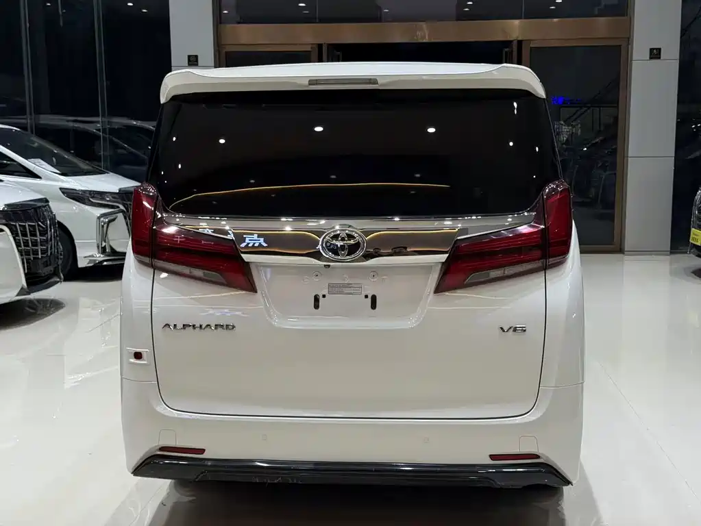 Toyota Alphard — миниатюра 6
