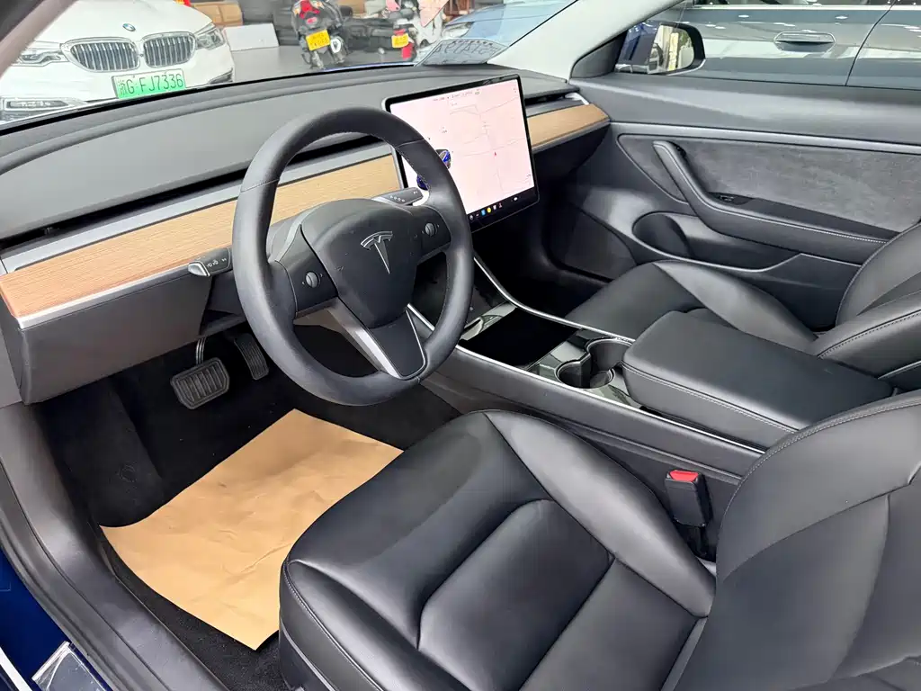 Tesla Model 3 — миниатюра 7