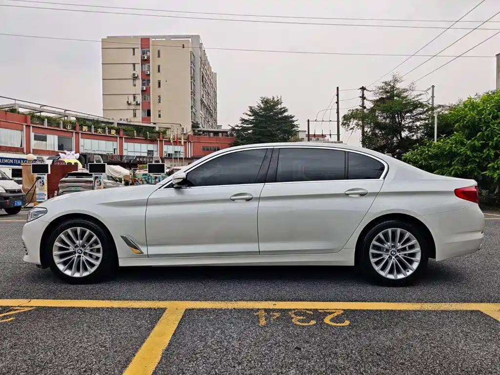 BMW 5 Series — миниатюра 8