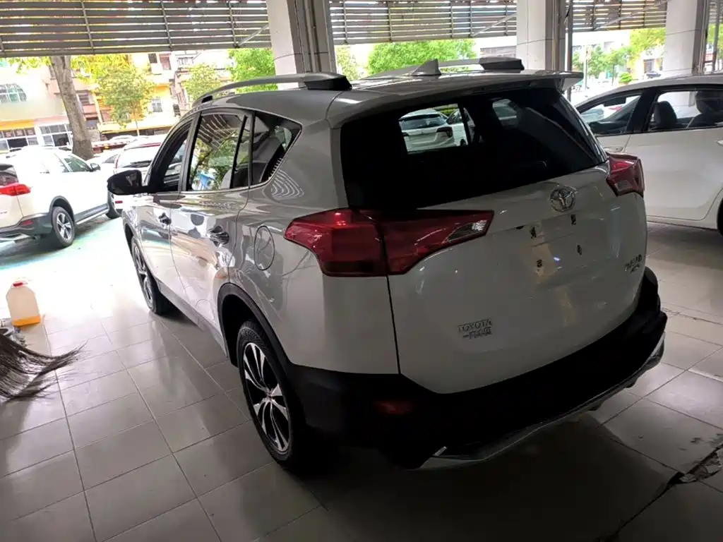 Toyota RAV4 — миниатюра 5