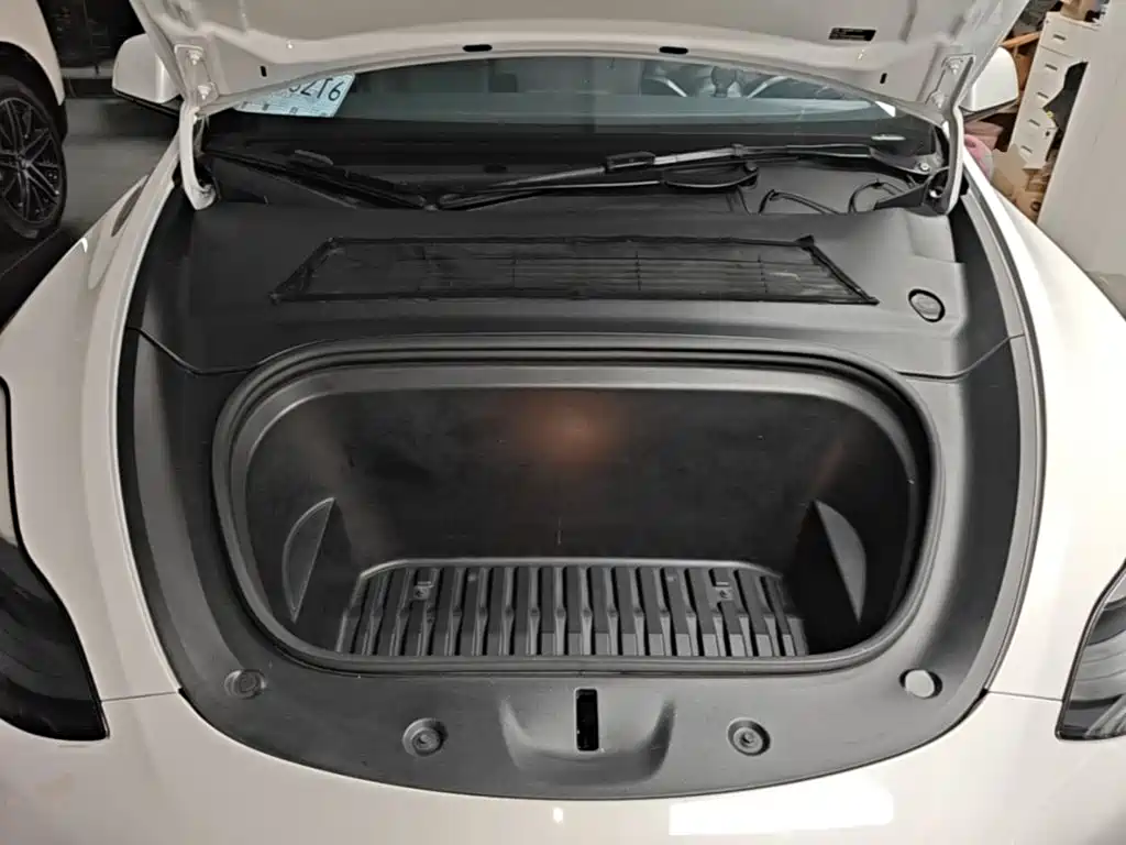 Tesla Model Y — миниатюра 20