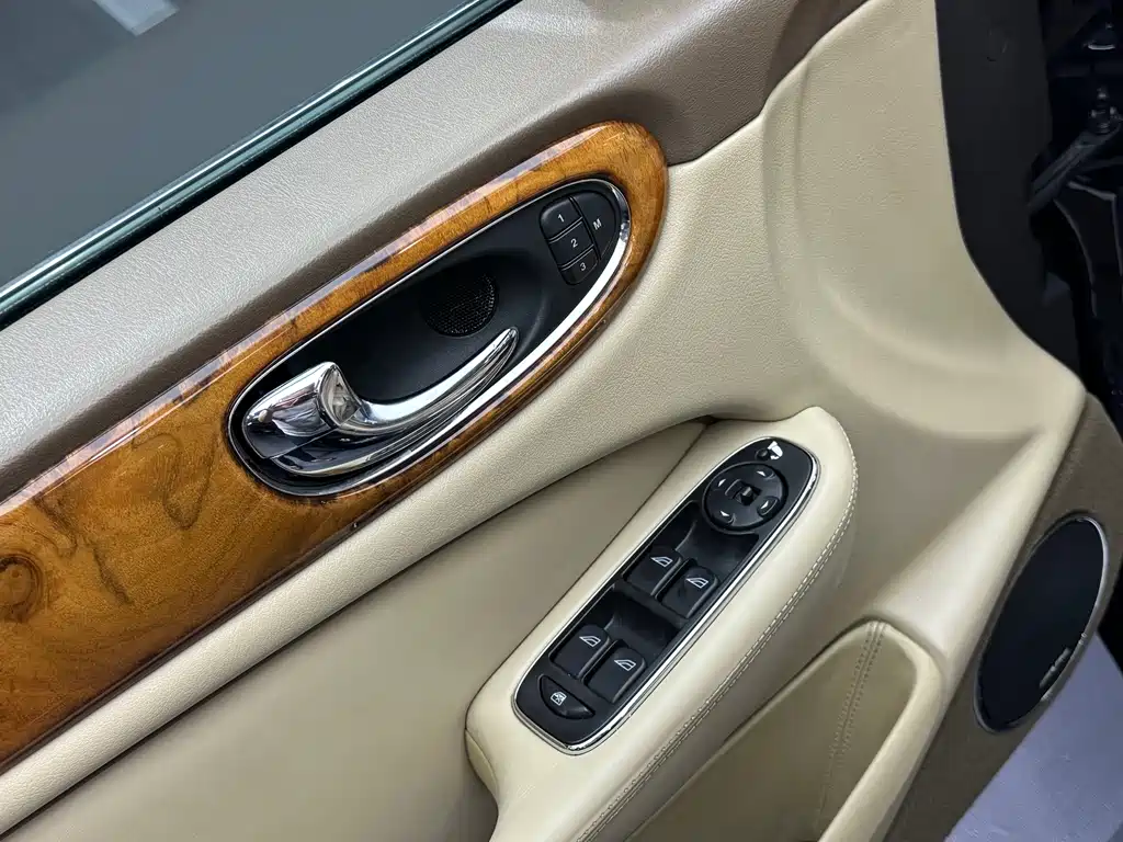 Jaguar XJ — миниатюра 9
