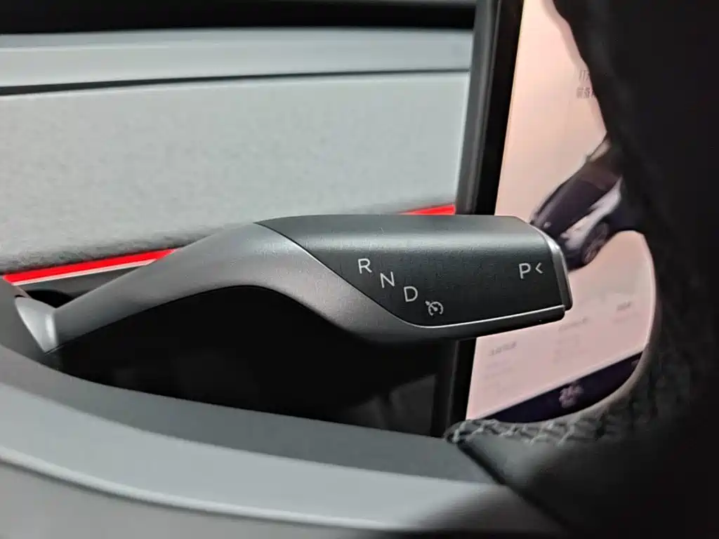Tesla Model Y — миниатюра 14