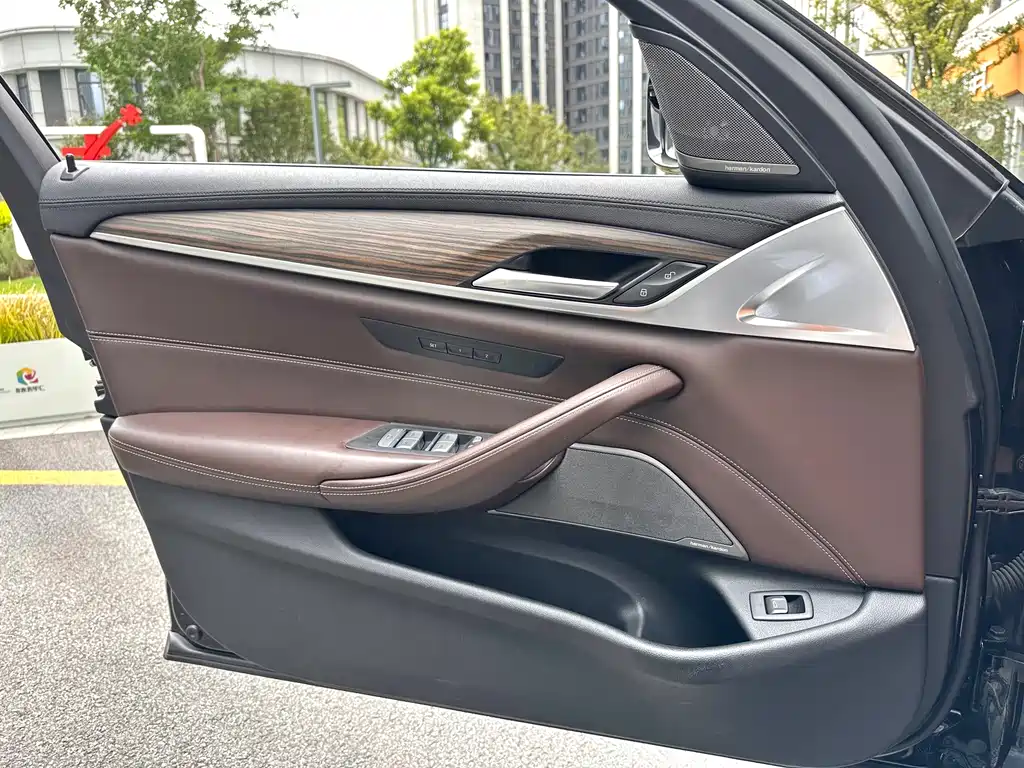 BMW 5 Series — миниатюра 11