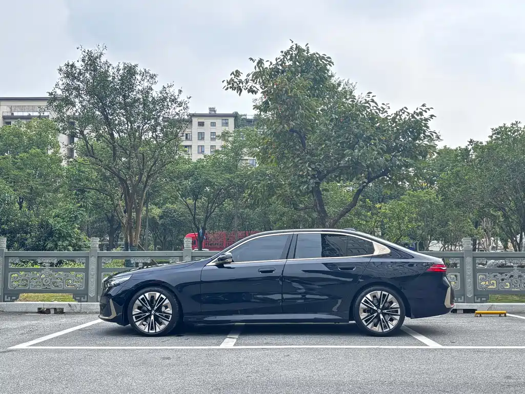 BMW 5 Series — миниатюра 3