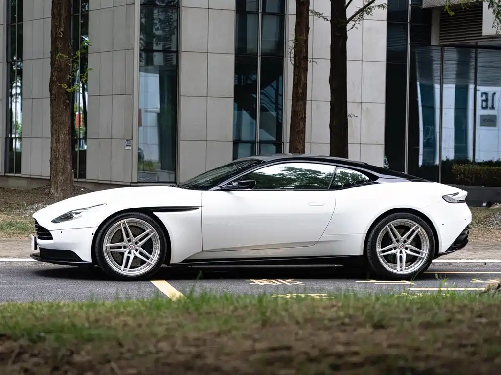 Aston Martin DB11 — миниатюра 5