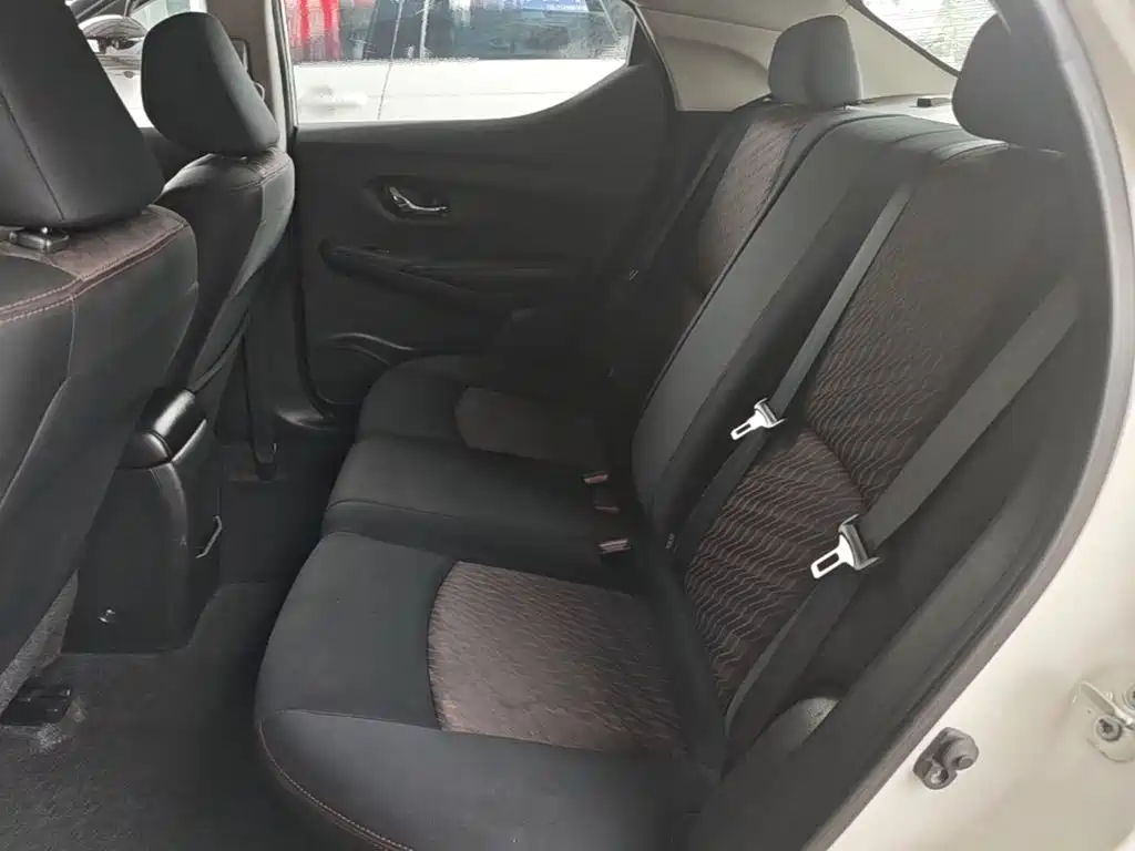 Nissan Bluebird — миниатюра 17