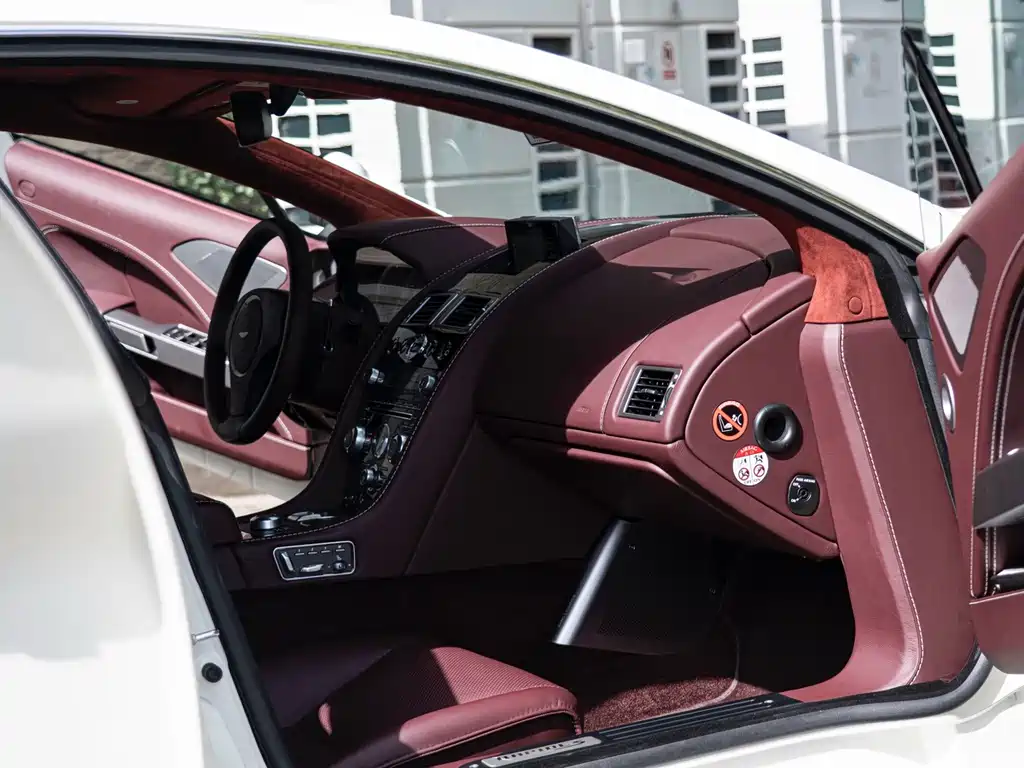Aston Martin Rapide — миниатюра 13