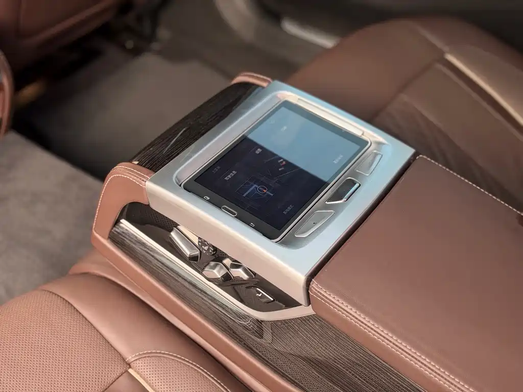 BMW 7 Series — миниатюра 10