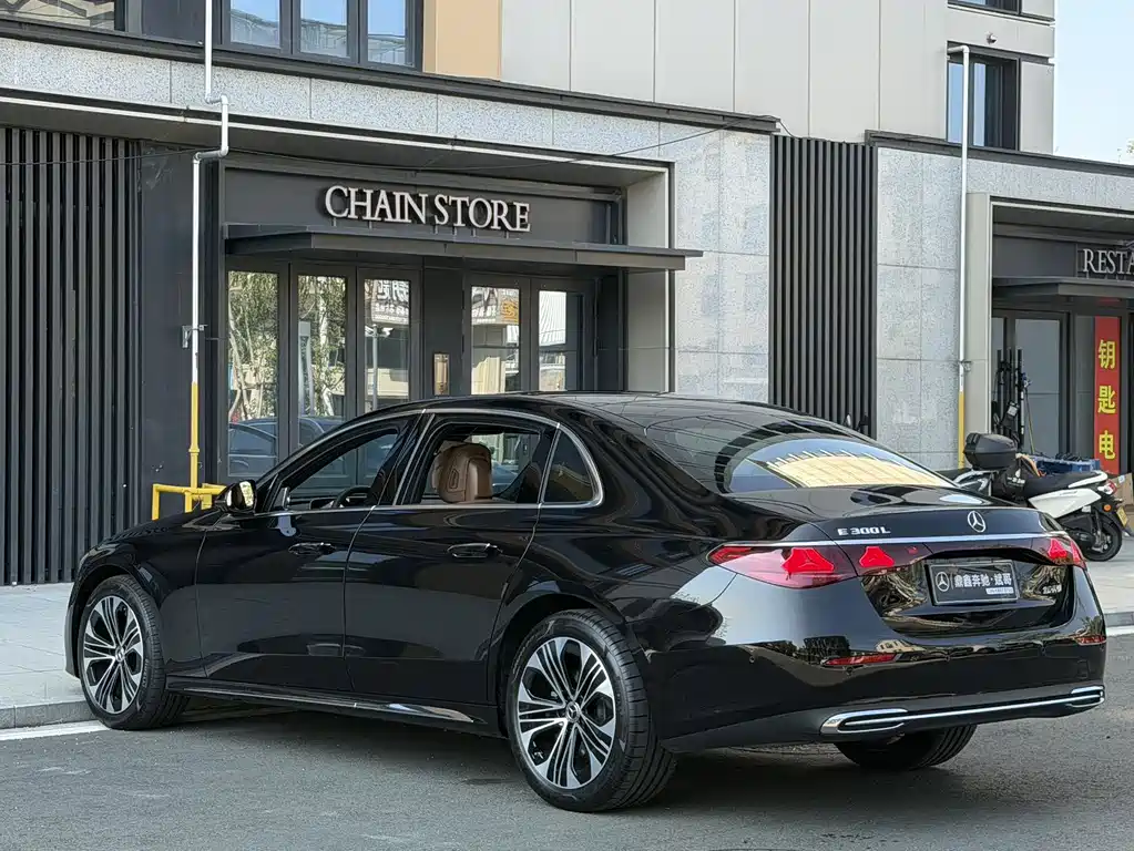 Mercedes-Benz E-Class — миниатюра 14