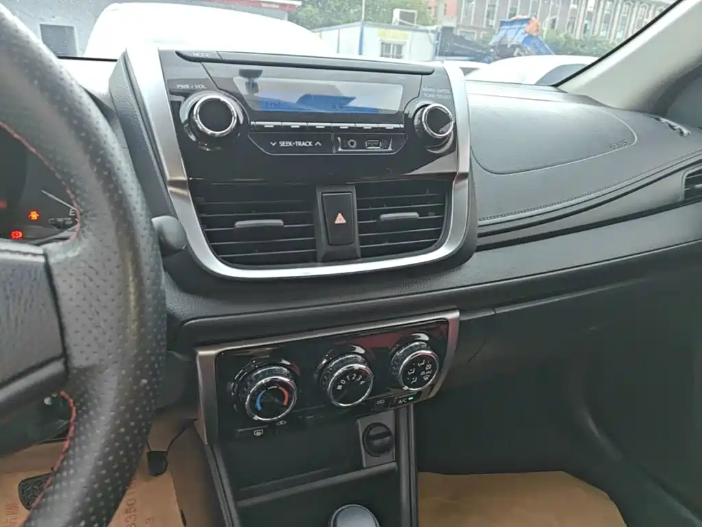 Toyota Yaris L — миниатюра 13