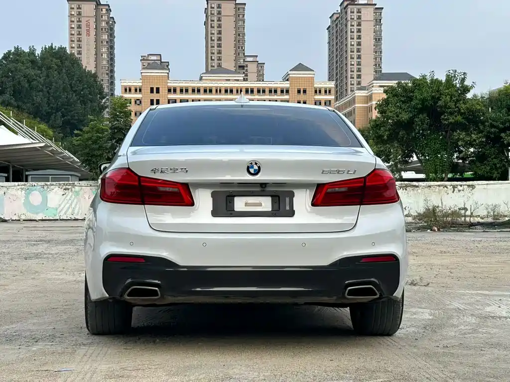 BMW 5 Series New Energy — миниатюра 8