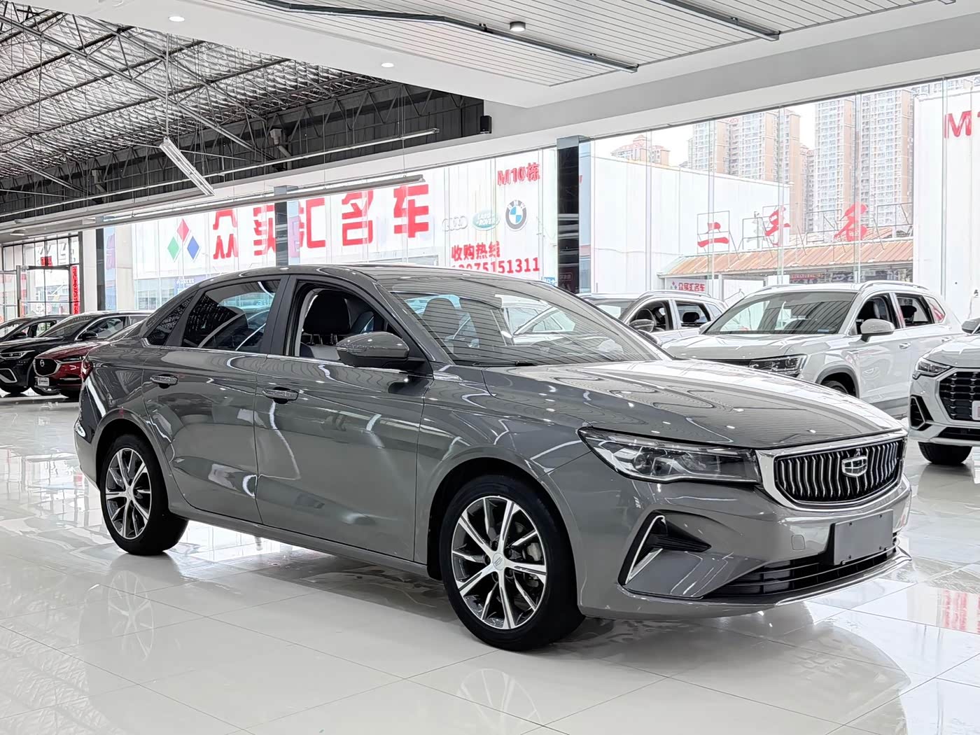 Geely Emgrand 1.5 л 2023 г. Серебристо-серый, пробег 17000 км