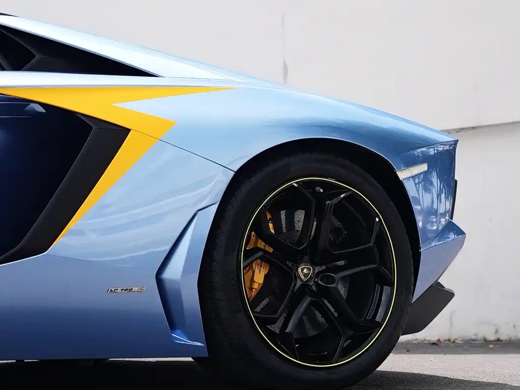 LAMBORGHINI AVENTADOR