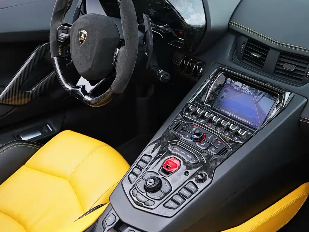 LAMBORGHINI AVENTADOR