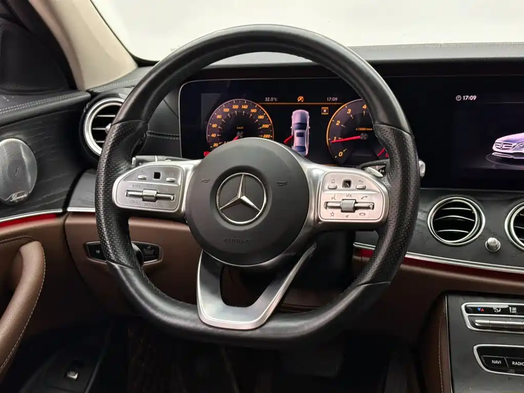 Mercedes-Benz E-Class — миниатюра 12