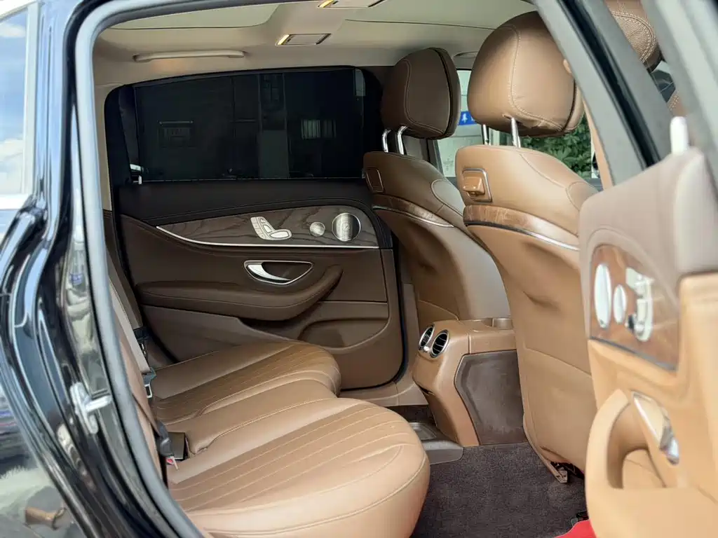 Mercedes-Benz E-Class — миниатюра 11