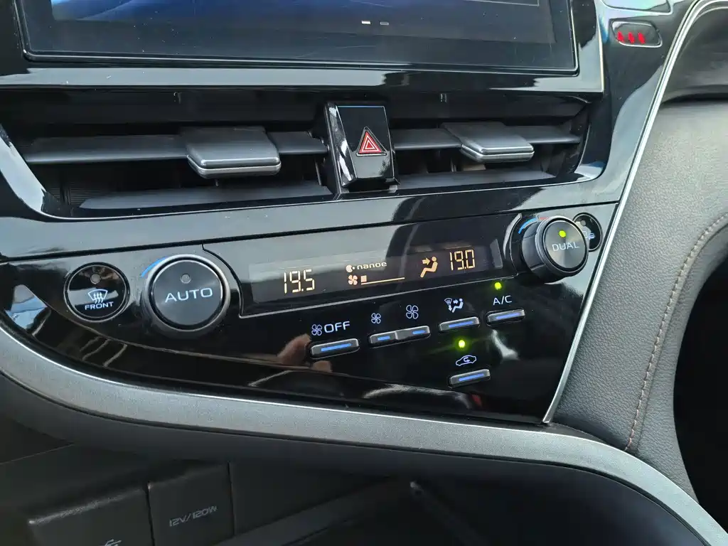Toyota Camry — миниатюра 20