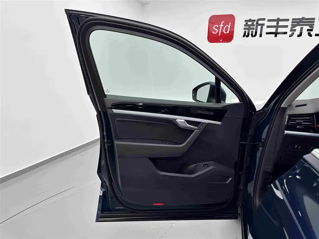 Volkswagen Touareg New Energy — миниатюра 8