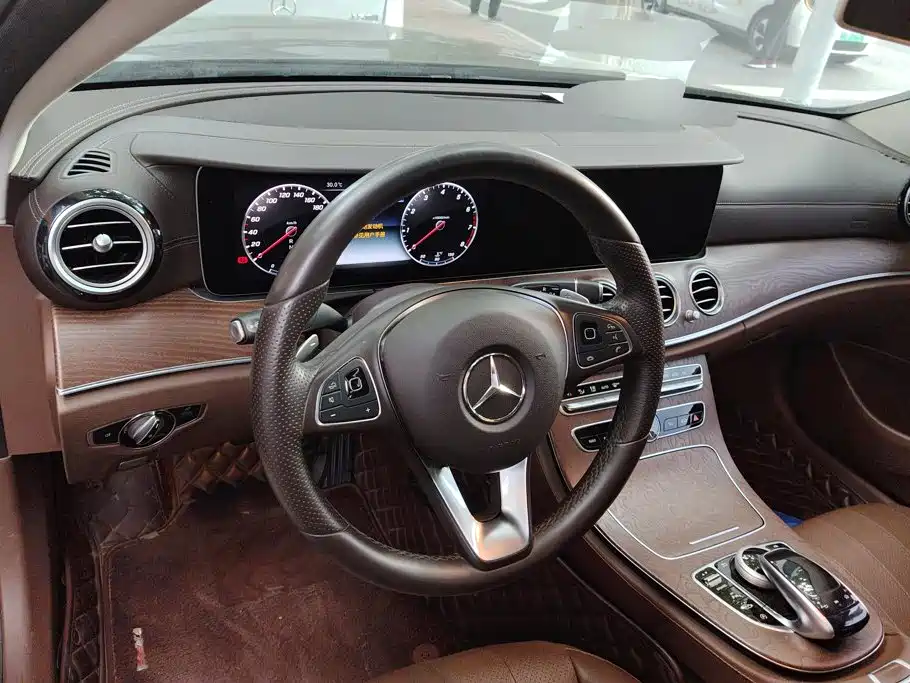 Mercedes-Benz E-Class — миниатюра 12