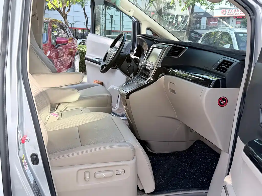 Toyota Alphard — миниатюра 11