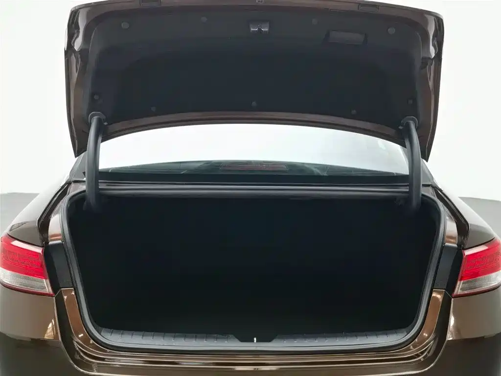 Kia K5 2016 2.0L AT LUX
