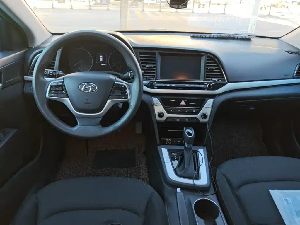 Hyundai Elantra — миниатюра 10