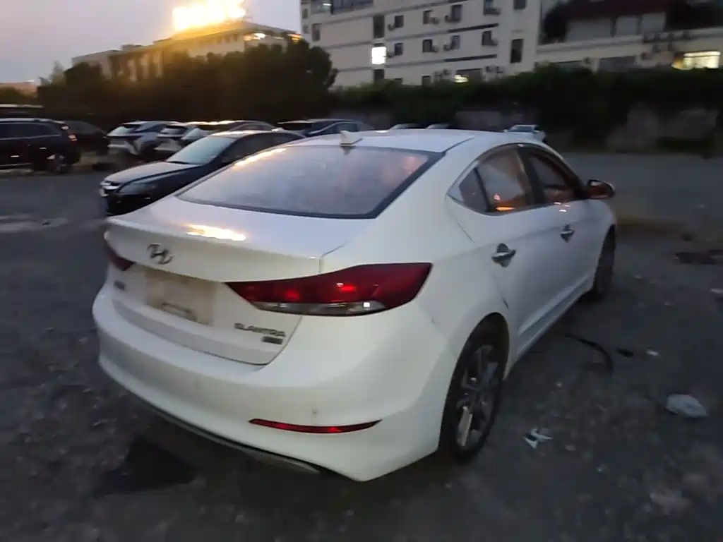 Hyundai Elantra — миниатюра 7