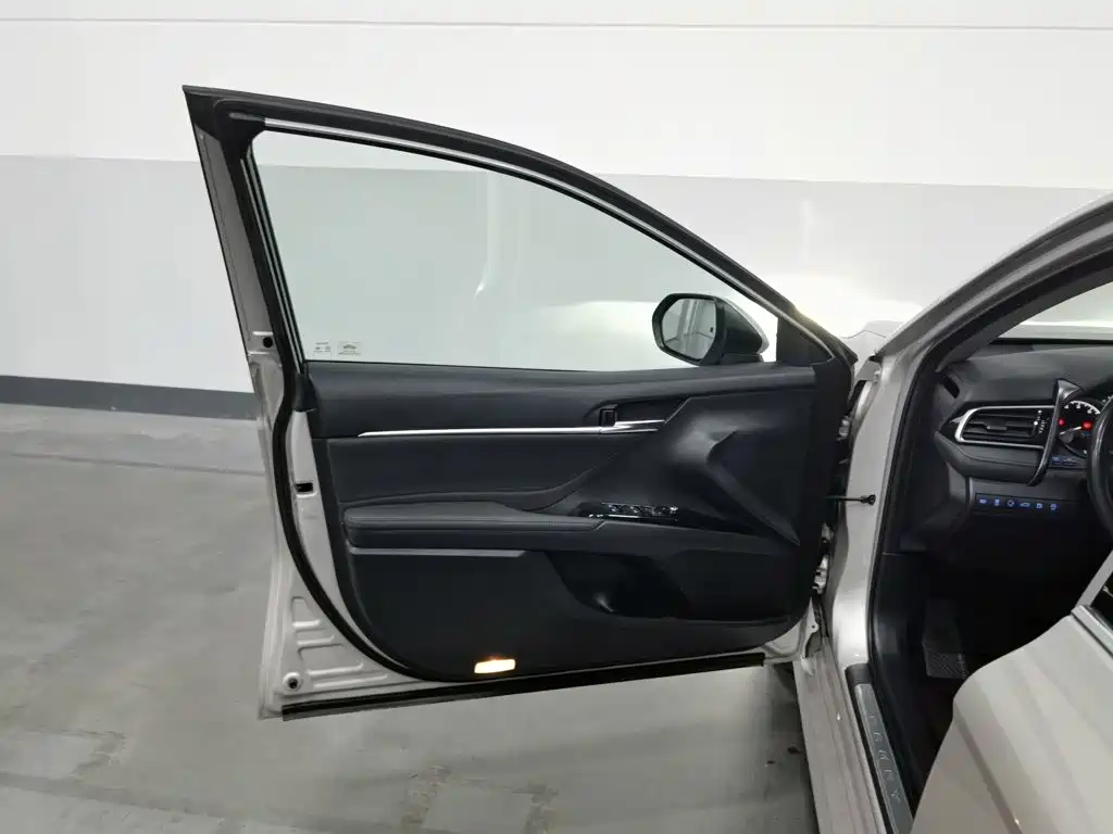 Toyota Camry — миниатюра 8